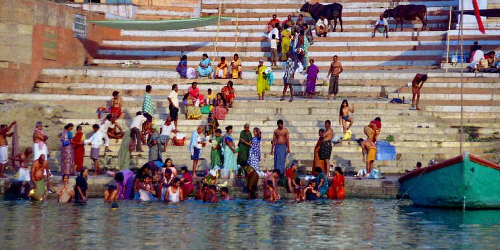 BK GANGES Steps Green Boat